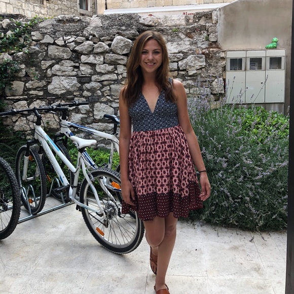 Meet Your Posher, Olivia🌻🎀💄 - Picture 2 of 4